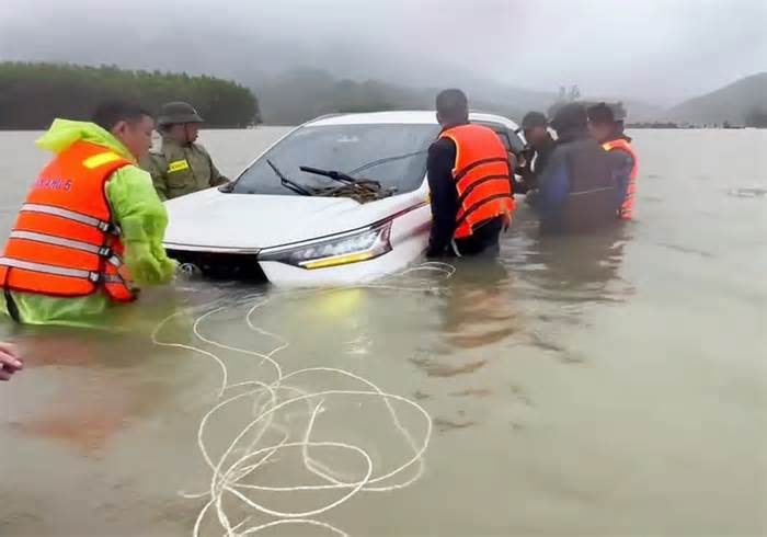 Ô tô chở 2 người bị nước lũ cuốn trôi, may mắn được cứu hộ kịp thời