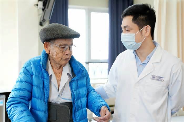 Cụ ông 101 tuổi ngã xẹp đốt sống