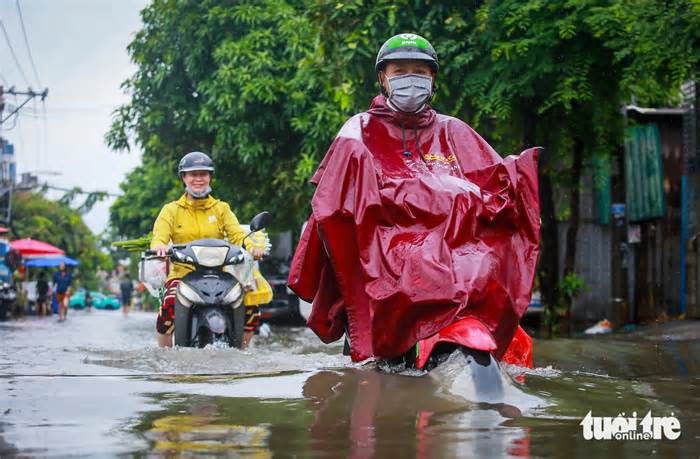 Nhiều đường ở TP Thủ Đức ngập nước 24 tiếng chưa rút