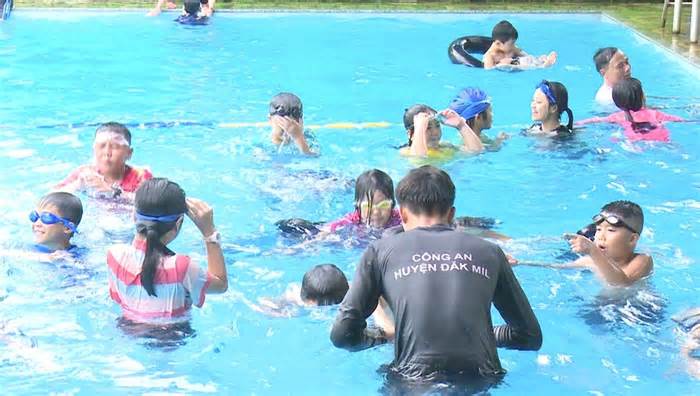 Công an Đắk Nông dạy gần 700 em nhỏ biết bơi