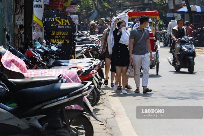 Những tuyến phố ở Hà Nội có vỉa hè mất hoàn toàn công năng