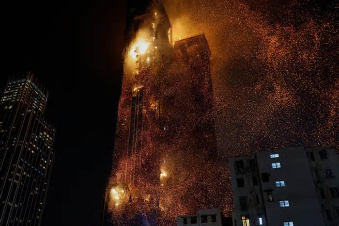 Tòa nhà chọc trời Hong Kong cháy như bó đuốc, trút mưa than hồng xuống đường phố
