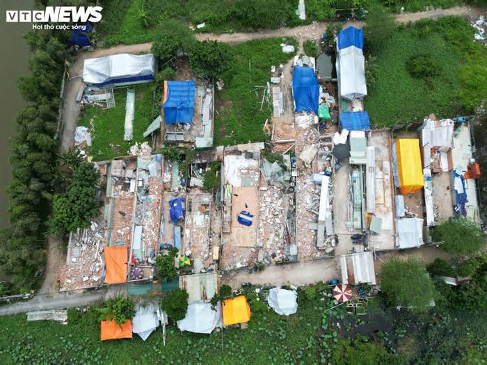 Tháo dỡ 150 nhà trái phép ở Bình Tân, TP.HCM: Dân dựng chòi sống tạm