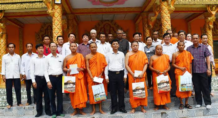 Bí thư Sóc Trăng thăm, chúc mừng Lễ Sene ĐôlTa của đồng bào Khmer