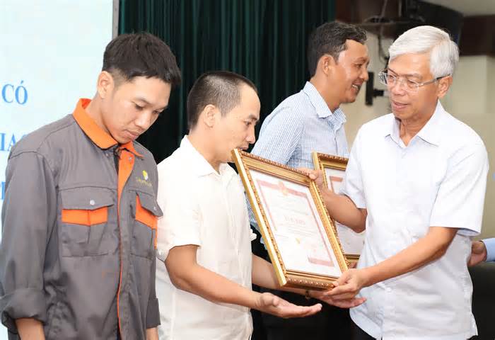 TPHCM tuyên dương, khen thưởng 5 ‘người hùng’ cứu người trong vụ tai nạn trên cầu Phú Mỹ