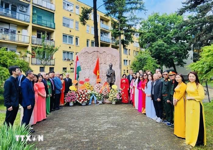 Dâng hoa tại Tượng đài Chủ tịch Hồ Chí Minh ở thành phố Zalaegerszeg của Hungary