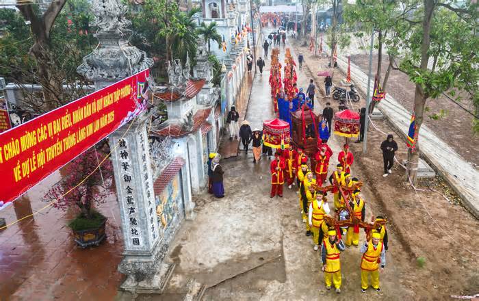 Độc đáo lễ rước nước giữa sông Hồng ở làng gốm cổ