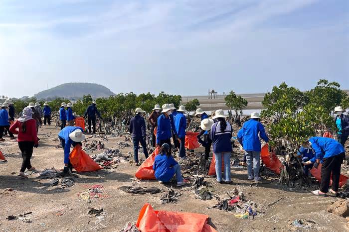 Đoàn viên thanh niên dọn rác, làm sạch bờ biển