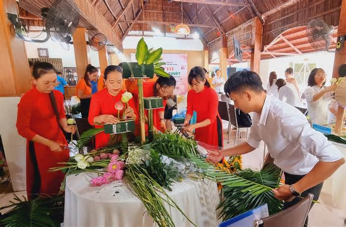 Công nhân lao động thi cắm hoa nhân Ngày Phụ nữ Việt Nam 20.10