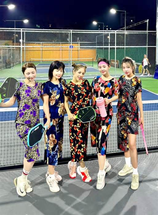 Mặc quần áo như các bà, các mẹ đi chơi Pickleball, Quỳnh Kool, Quỳnh Nga bị chê thách thức dư luận