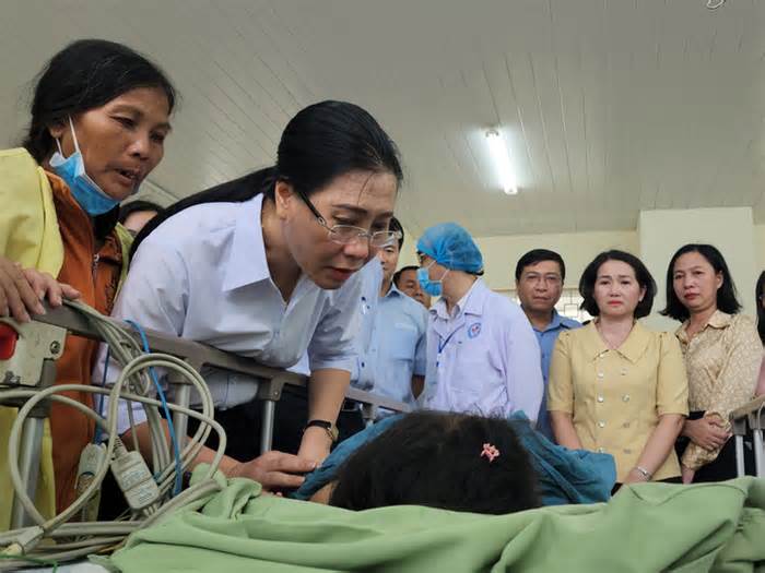 Bí thư Tỉnh ủy Quảng Ngãi thăm 2 cháu bé sống sót sau vụ trọng án truy sát cả nhà