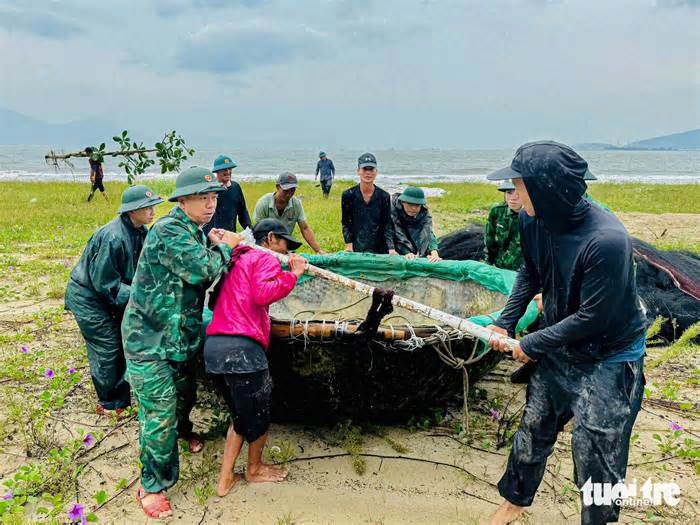 Đà Nẵng: Bộ đội cùng người dân dốc sức ứng phó bão Trà Mi