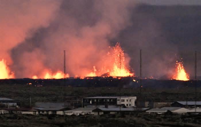 Dung nham núi lửa nuốt chửng loạt nhà dân ở Iceland