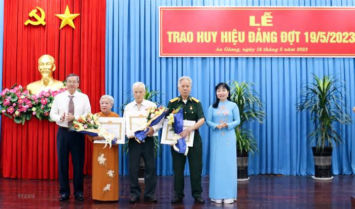 An Giang: Trao Huy hiệu Đảng tặng các đảng viên cao tuổi Đảng