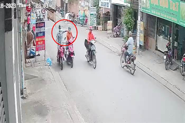 Bị giật dây chuyền, người phụ nữ ngã giữa đường ở TPHCM