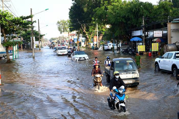 Triều cường vượt báo động 3, một số đường ở Cần Thơ ngập sâu