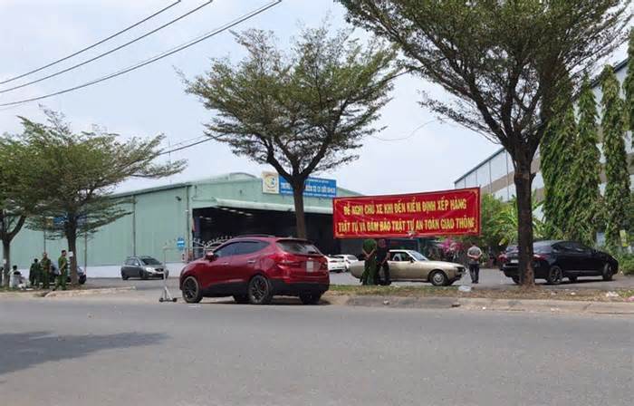 Công an TP.HCM khám xét Trung tâm đăng kiểm 50-01S quận Bình Tân
