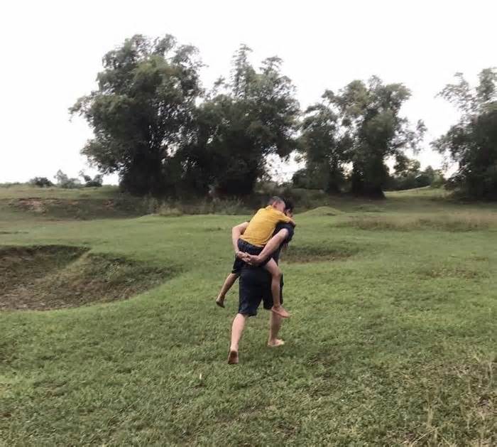 Hai người đàn ông nhảy xuống sông cứu hai cháu bé bị đuối nước ở Thanh Hóa