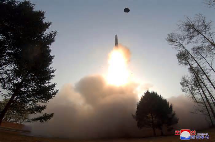 Tin tức thế giới 31-5: Triều Tiên phóng vệ tinh do thám, nghi tên lửa nổ trên không