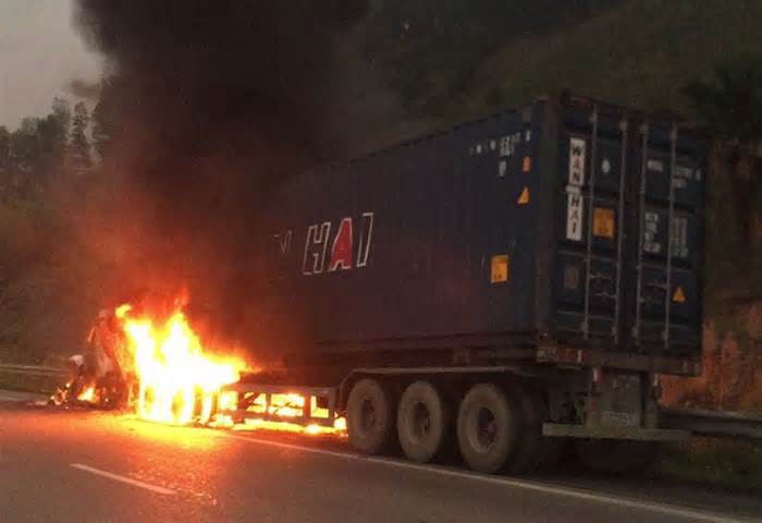 Xe tải nổ lốp, bốc cháy dữ dội trên cao tốc Nội Bài - Lào Cai