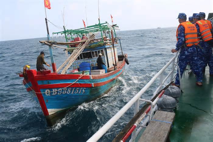 Điều động tàu cảnh sát biển ra khơi cứu hộ ngư dân bị tai biến