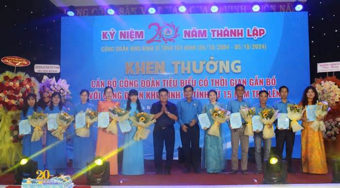 Khen thưởng 20 cán bộ công đoàn khu kinh tế Tây Ninh