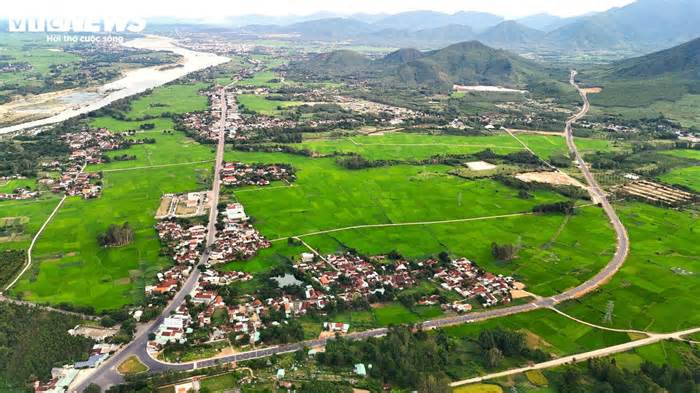 Cận cảnh cung đường băng núi tại Gia Lai trước ngày khánh thành