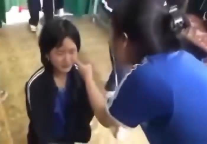 Nữ sinh lớp 8 ở Lâm Đồng bị bạn bắt quỳ gối, đánh hội đồng ngay trong lớp