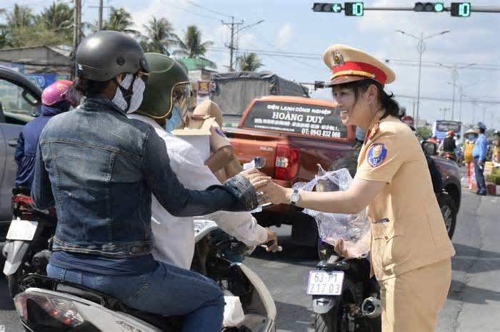 CSGT Tiền Giang 'đội nắng’ phân luồng, tặng nước uống cho người dân