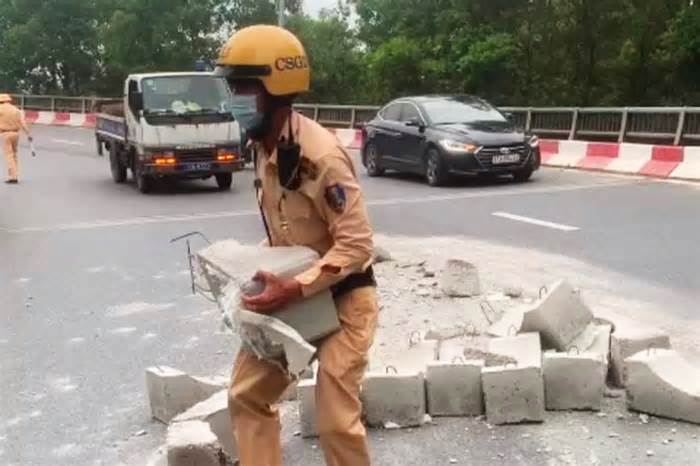 Hàng chục khối bê tông rơi giữa đường ở Hà Nội, cảnh sát truy tìm thủ phạm