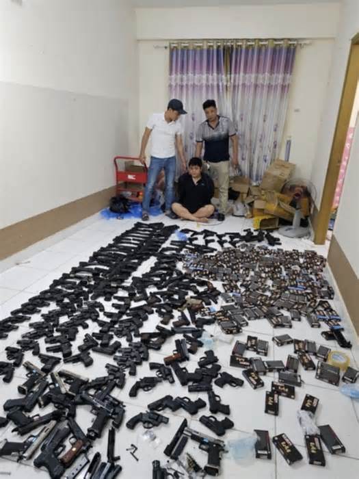Phá kho vũ khí ở TP.HCM chuyên bán online, thu giữ hơn 230 khẩu súng