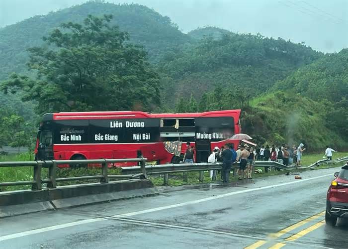 Xe khách giường nằm va chạm với ôtô con trên cao tốc Nội Bài - Lào Cai