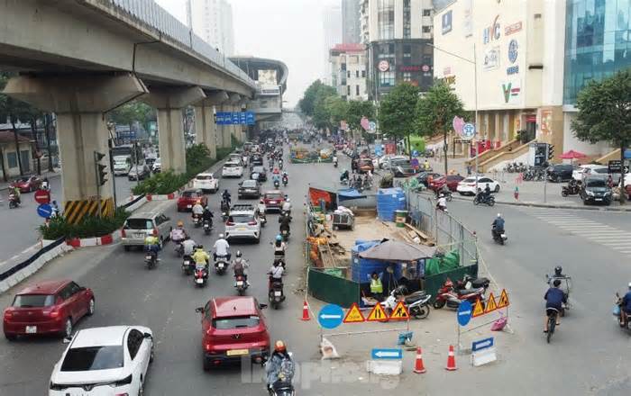 Lô cốt cũ 'đắp chiếu', lô cốt mới lại mọc trên đường Hà Nội: Sẽ kiểm tra giấy phép và chấn chỉnh