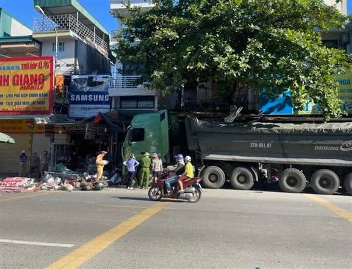 Ô tô tông xe máy rồi lao vào dãy ki-ốt khiến 3 người thương vong ở Nghệ An