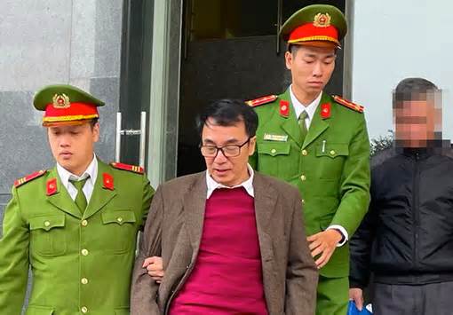 Cựu Cục phó Trần Hùng bị tuyên y án 9 năm trong vụ sách giáo khoa giả
