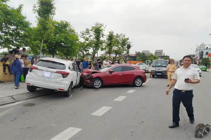 Tai nạn liên hoàn, 4 xe ôtô hư hỏng