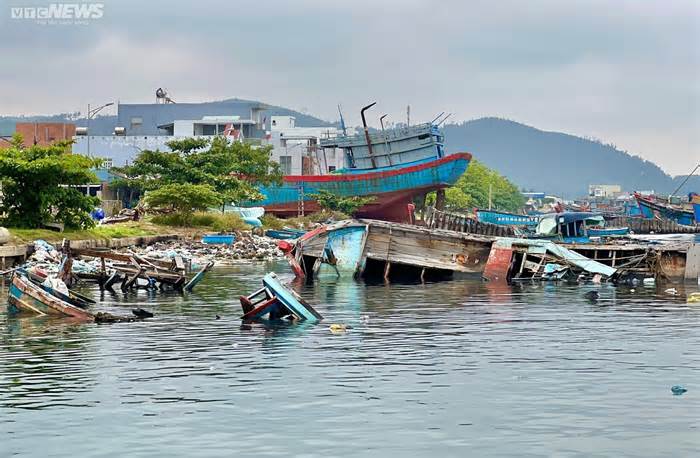 Xác tàu đắm la liệt, rác thải bủa vây cảng Sa Huỳnh