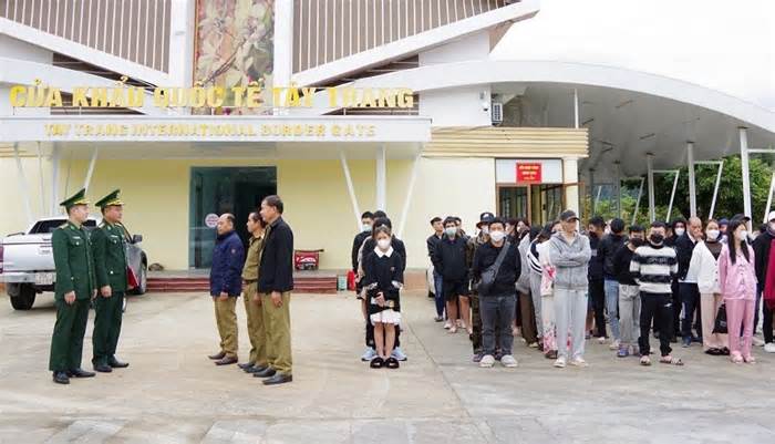 Bộ đội Biên phòng Điện Biên tiếp nhận 69 công dân