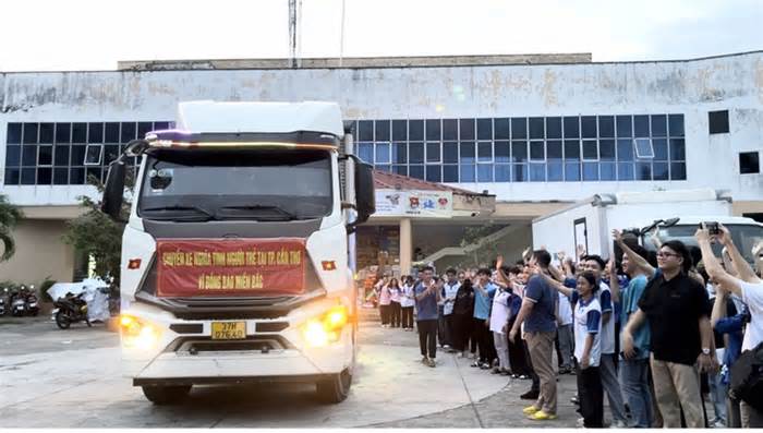 Chuyến xe đầu tiên đưa 15 tấn hàng hóa từ Cần Thơ đến tiếp sức vùng bão lũ miền Bắc