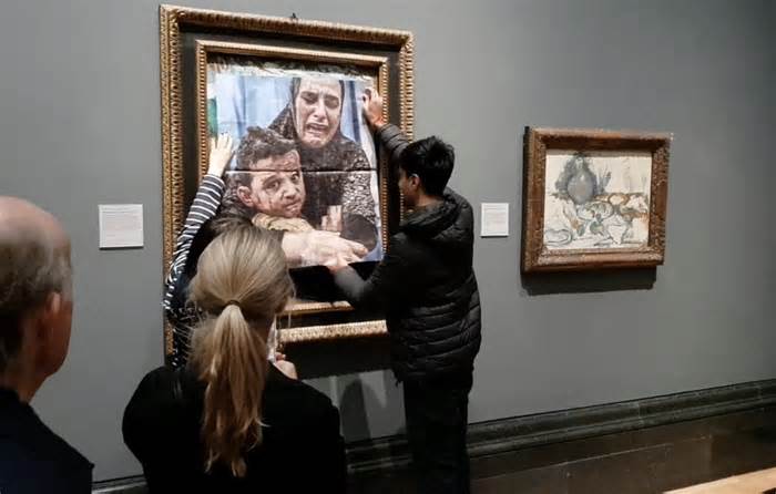 Dán ảnh lên tranh Picasso để phản đối chiến sự Gaza