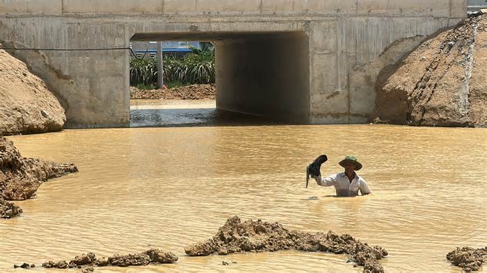 Người dân lội qua hầm chui ngập nước để qua cao tốc Vĩnh Hảo - Phan Thiết
