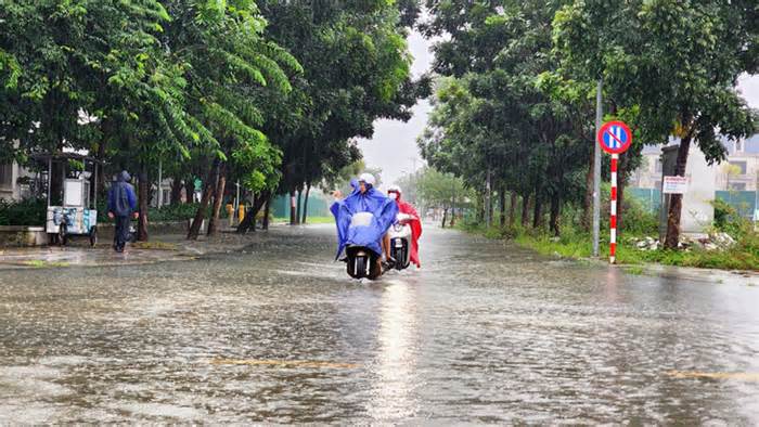 Nước trên các sông dâng cao do mưa lớn, Huế khẩn cấp cho học sinh toàn tỉnh nghỉ học