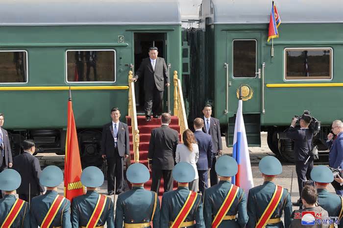 Yonhap: Ông Kim Jong Un thăm nhà máy sản xuất tiêm kích tàng hình Su-57 ở Nga