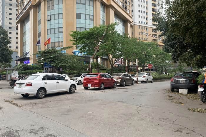 Tái diễn tình trạng ô tô đỗ dưới lòng đường, bất chấp biển cấm ở Hà Nội