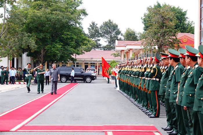 Chủ tịch nước Tô Lâm thăm và làm việc tại Lữ đoàn Công binh 25 ở Vĩnh Long