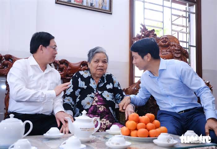 Phó thủ tướng Hồ Quốc Dũng thăm bà con vùng rốn lũ Tuy Phước