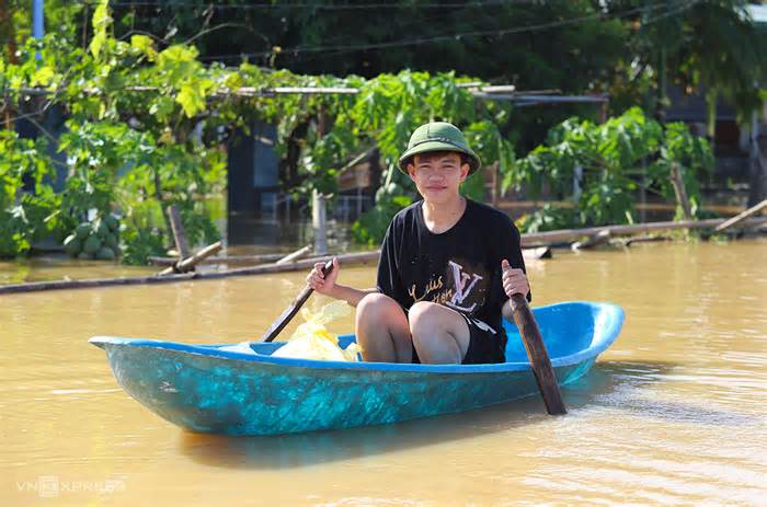 Tình nguyện chuyển hàng cứu trợ trong rốn lũ