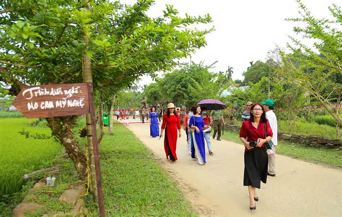Du khách đổ về ngôi làng cổ độc nhất vô nhị xứ Quảng