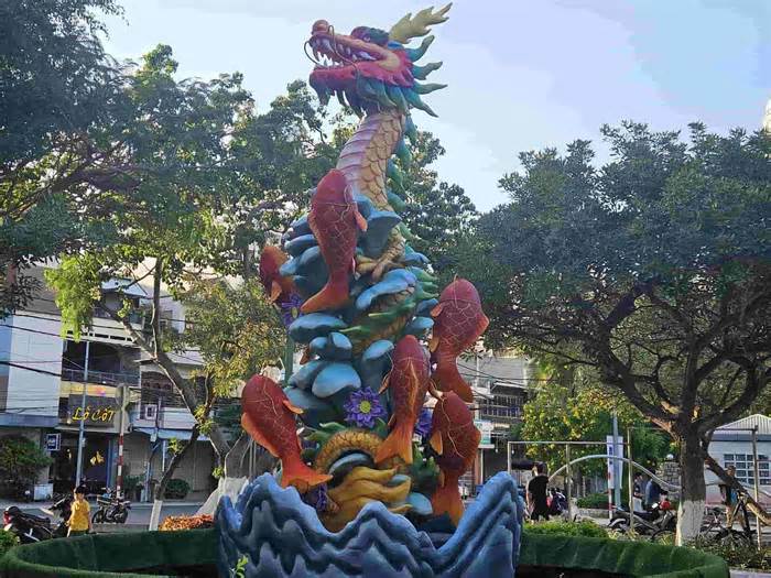 Tượng cá chép vượt vũ môn hóa rồng ở Nha Trang nhận mưa lời khen của du khách