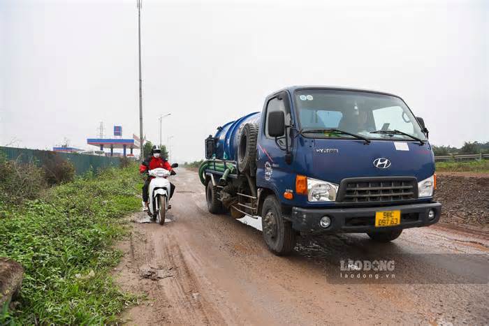 Đường gom cao tốc Hà Nội - Bắc Giang: Nơi xuống cấp, nơi bị lấn chiếm